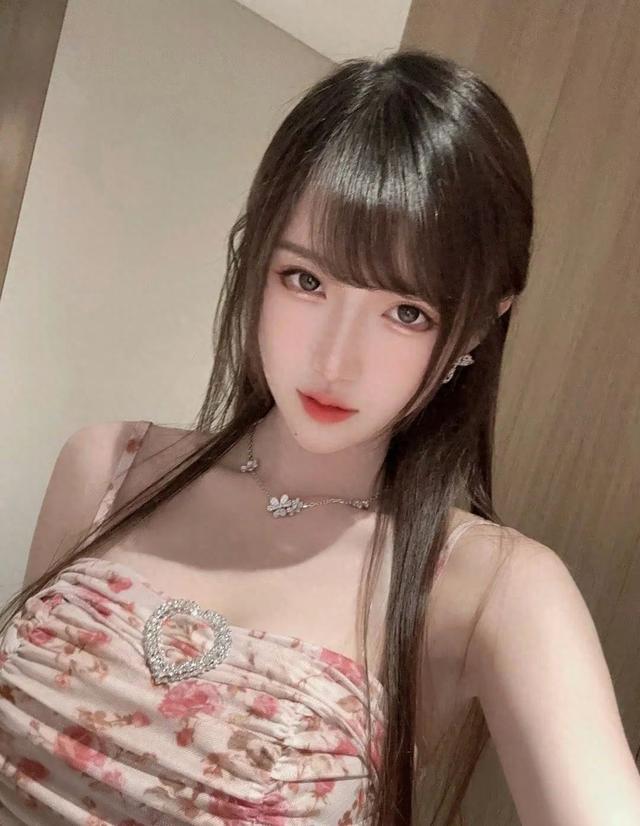 美女主播腐团儿，吊带连衣裙，香肩美背，御姐范十足！