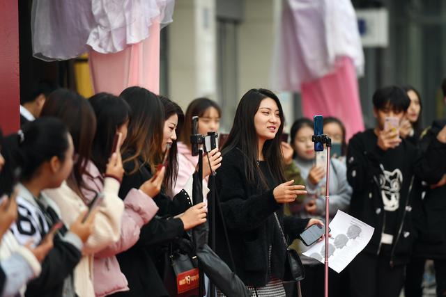 百名美女主播“站街”助力医美庆典引围观