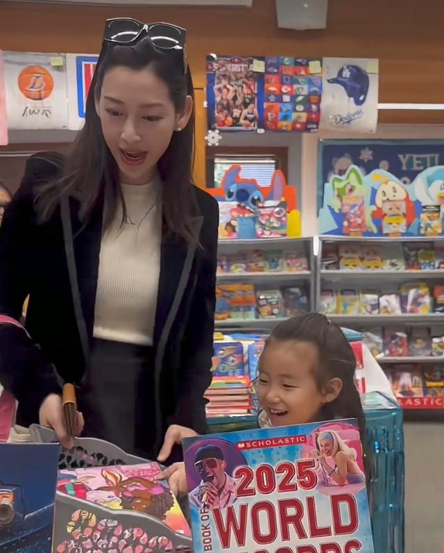 主持人温雅晒三胎满月照，美国豪宅曝光，5岁女儿也在正脸好漂亮