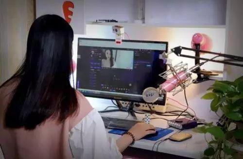 女主播被男粉丝打骨折！打人者：我1年打赏她9万多，竟然漠视我