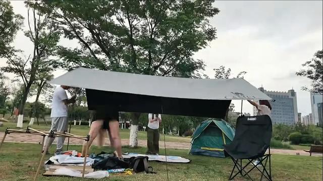 汪汪和玛利亚带兰娜夏娃看大熊猫搭帐篷，激动热舞，羡慕川美蜀乐