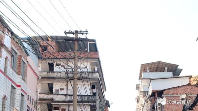 南宁一网络女主播搞色情直播!辩称不是为了钱?