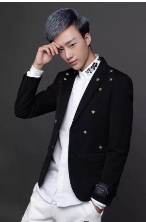 陌陌主播季风曝个人写真照 发动态以表感恩