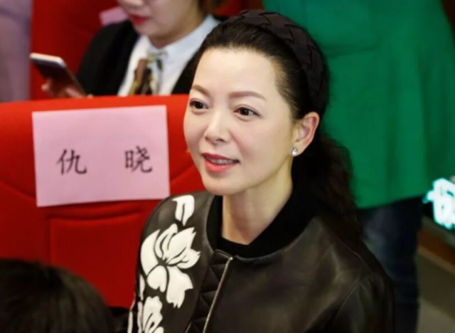 主持人仇晓嫁富商后罕露面，54岁气质仍出众，17岁儿子帅气赛明星