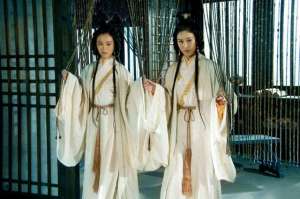 美女主播热舞小乔(姐妹花cos大小乔跳舞，lsp争当曹丞相？女玩家却馋她们老公)