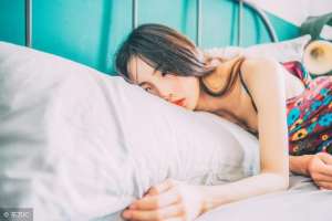 女主播陪导演在线播放(小说：当红男主播沈元臣，陪领导参加饭局，偶遇初恋女友，很害怕)