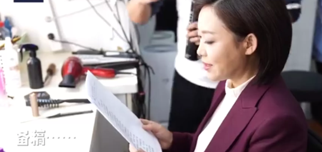 央视主播郑丽：结婚丁克7年不生娃，37岁高龄生女，婆婆激动落泪