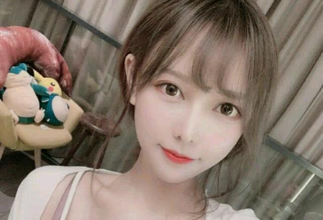 斗鱼女主播米娜庆祝，凌晨3点给粉丝发图，网友熬夜等待