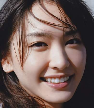 女明星突然宣布隐退：她因宗教得到救赎而出家，性感歌手变农妇