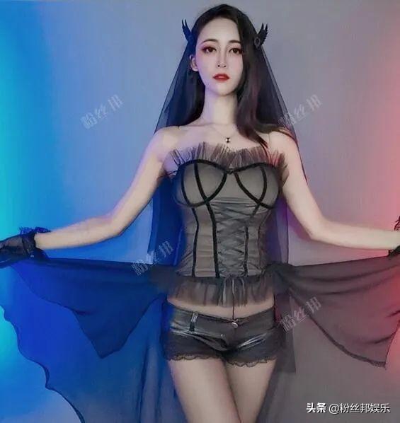 忘记还在直播就换衣服，斗鱼伊娃月被封禁，自觉羞愧接受全网封