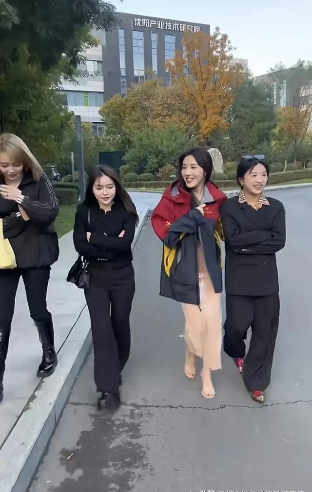 三只羊女主播集体停播外出强颜欢笑,素颜很路人,乔妹看着像大姐