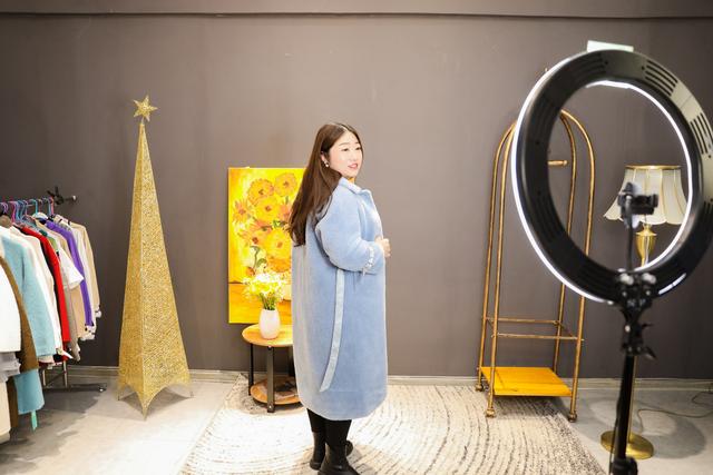 能损能逗能抬杠的东北主播开始营业，没有暧昧经济、美女秀场和一夜暴富