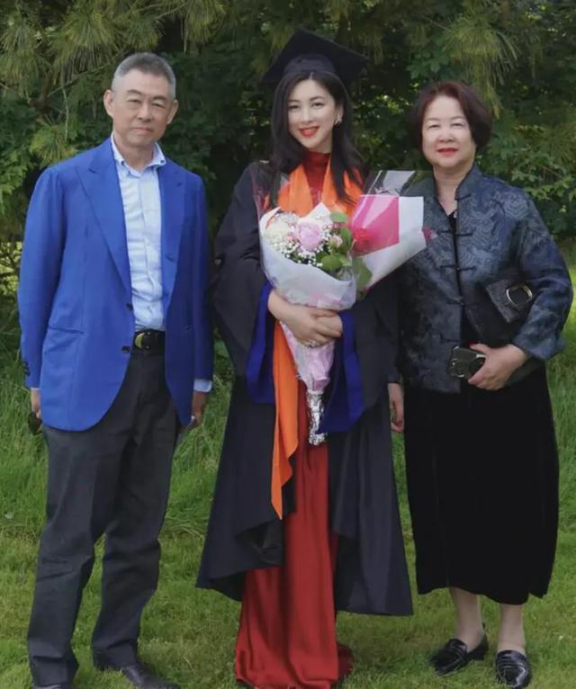 40岁朱珠晒“蜜桃臀”，丰满有料，性感撩人，简直就是人间尤物