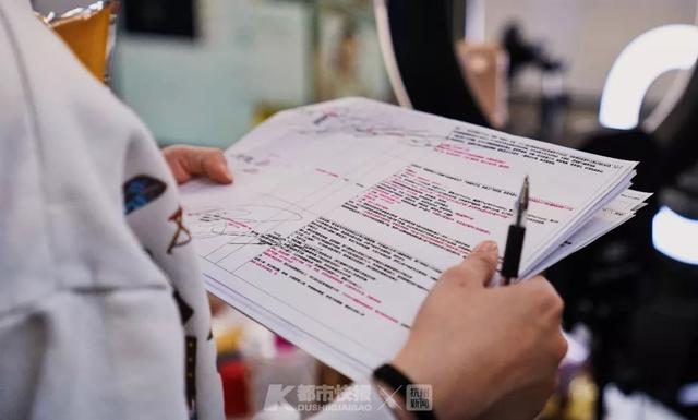 每天收六七百个快递，然后淘汰90%！快报夜访薇娅直播间，揭秘淘宝第一女主播的挑货经