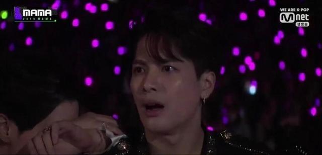 朴振英穿透明雨衣性感热舞，震惊王嘉尔表情上热搜