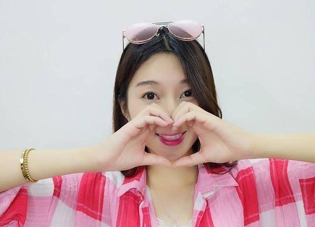 26岁女主播：每天只睡三小时，一天收入122万，荣耀背后尽是心酸