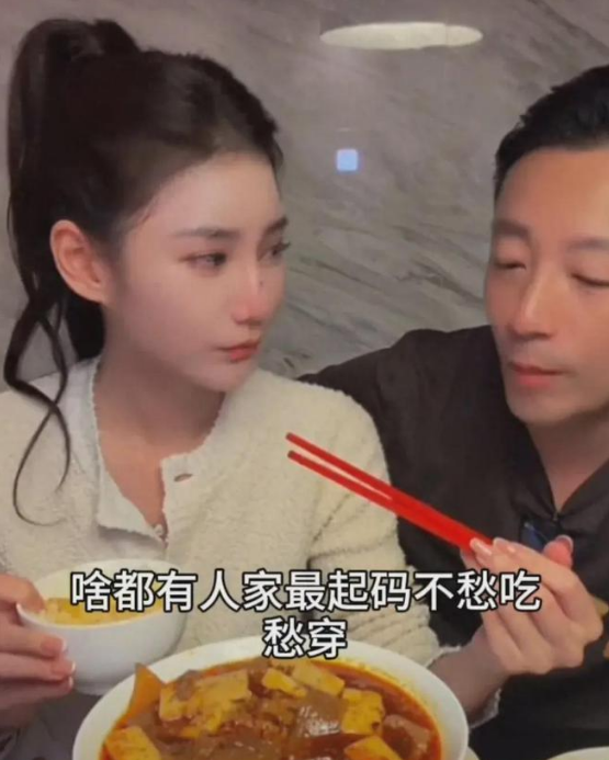 回应争议！马筱梅直播间亮孕肚，怀孕5个月依旧苗条，细节获好评