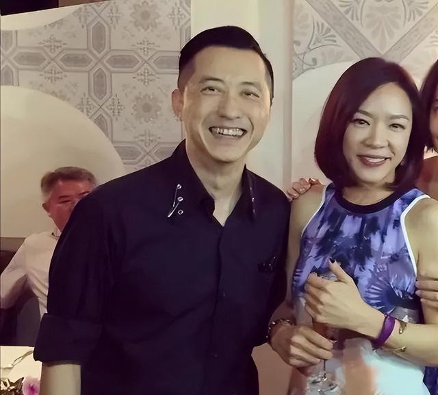 63岁庾澄庆和49岁妻子罕见同框，主播妻子张嘉欣状态超好