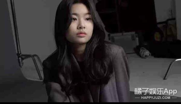 还记得《釜山行》里孔刘的女儿秀安吗？追星追得太成功了