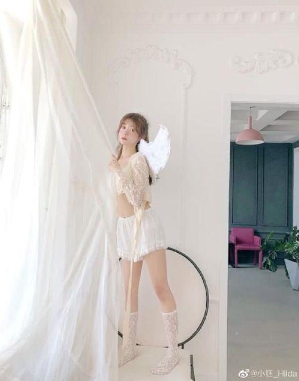 LOL美女主持写真引起争议,疑因尺度太大,网友:肉鸡知道吗?