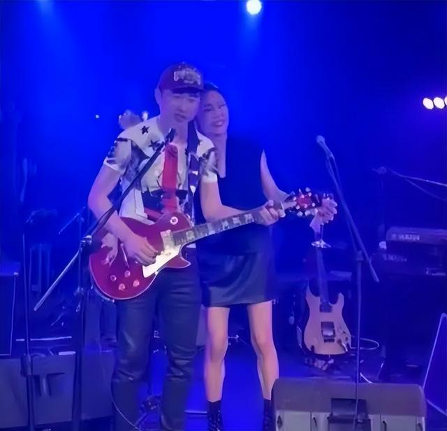 63岁庾澄庆和49岁妻子罕见同框，主播妻子张嘉欣状态超好