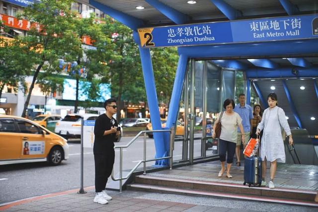 一个帅哥，每天在街头拉陌生男女随机相亲，2年撮合1000对