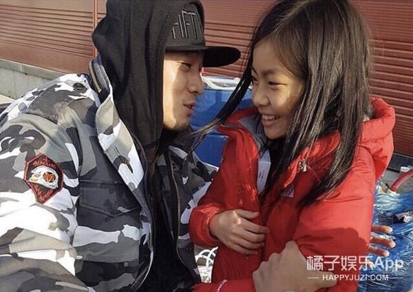 还记得《釜山行》里孔刘的女儿秀安吗？追星追得太成功了