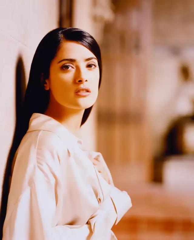 从全球第一美胸到时尚圈女王，54岁的GUGGI老板娘，不仅只有美貌