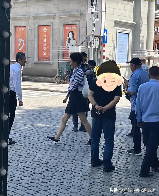 47岁李梓萌沈阳被偶遇，和180帅哥共舞吐舌头，穿紧身裤胯大腿粗