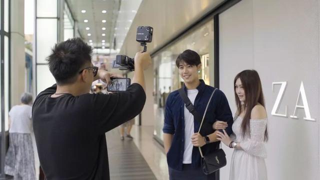 一个帅哥，每天在街头拉陌生男女随机相亲，2年撮合1000对