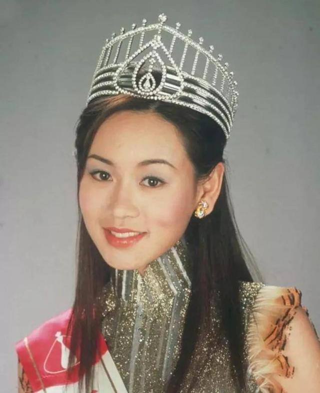 “消失”的港姐杨思琦:深夜直播唱歌、付费聊天,她经历了什么?