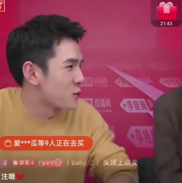 赵丽颖亮相佳琦直播间，绿色挑染披肩发气质绝佳，夸李佳琦的嘴漂亮