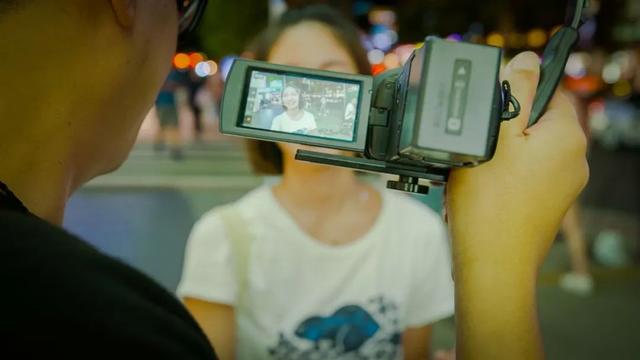 一个帅哥，每天在街头拉陌生男女随机相亲，2年撮合1000对