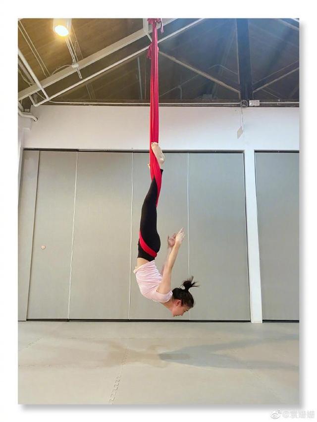 马甲线女神袁珊珊直播间晒健身食谱，早餐鸡蛋豆浆，晚餐只吃蔬菜