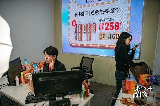 百万粉丝女主播的“双十一”之夜：凌晨3点下播后，她睡在了直播间