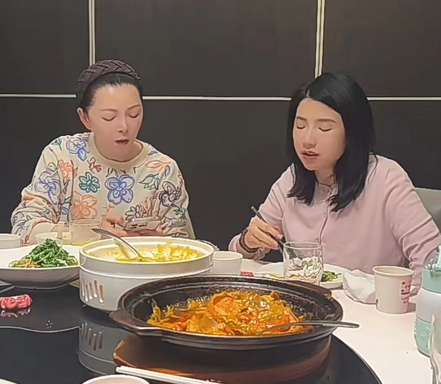 主持人仇晓嫁富商后罕露面，54岁气质仍出众，17岁儿子帅气赛明星