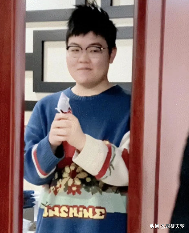 女主播直播手撕黑丝,还发出那种声音!水友:良心主播!