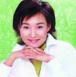 央视女主播李梓萌为显端庄大方戴14年假发，摘下假发的她像张曼玉