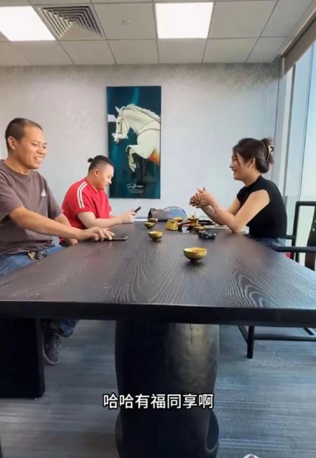 劳斯莱斯被撞后续：女车主和货车司机合照被扒！直播间10万人质疑