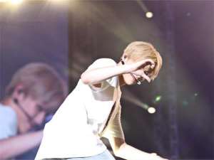 女主播金艺贞高清(韩式比心不是韩国明星发明的？27年前赵雅芝就会了，连雪姨都比过)