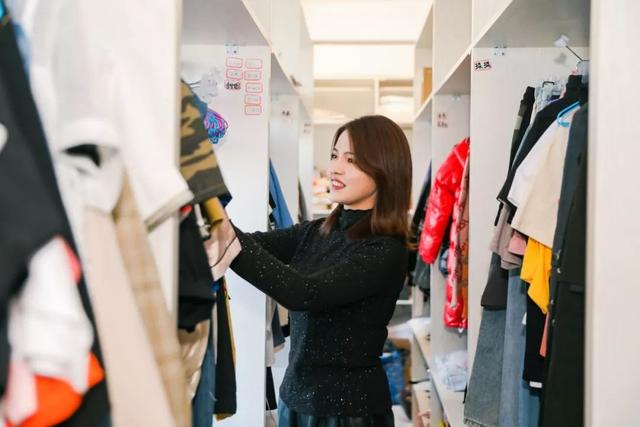 能损能逗能抬杠的东北主播开始营业，没有暧昧经济、美女秀场和一夜暴富