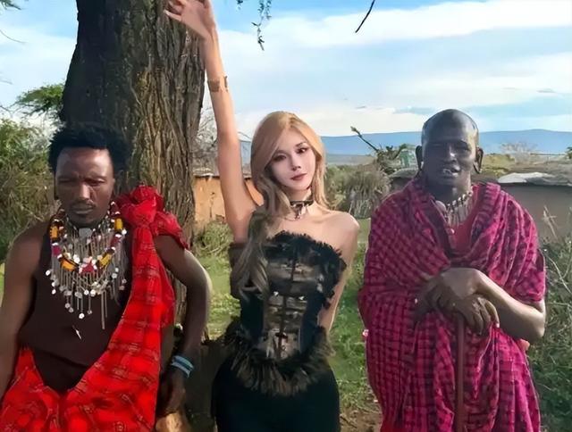 女主播非洲旅游,穿着清凉和黑人合影,回国后直播面色红润