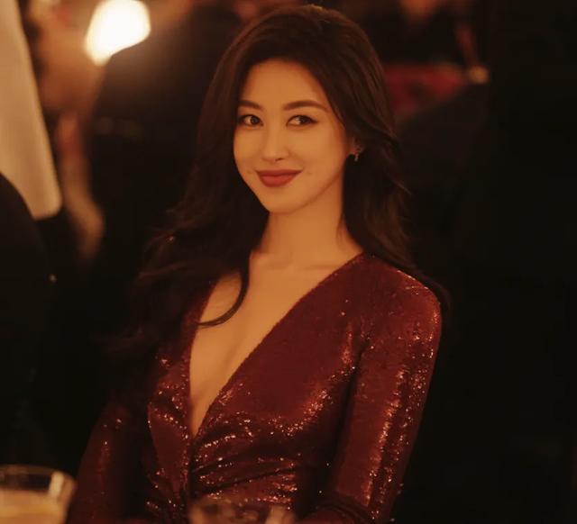 40岁朱珠晒“蜜桃臀”，丰满有料，性感撩人，简直就是人间尤物