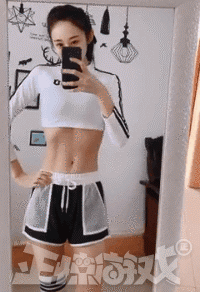 正惊GIF：有善口技者！美女肺活量惊人，一口气将鸡蛋从壳里吹出？