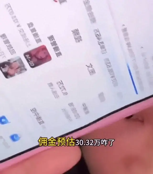 女主播直播纹身(网红顾茜茜日入超 30 万引争议，背后藏着多少秘密？)