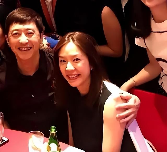 63岁庾澄庆和49岁妻子罕见同框，主播妻子张嘉欣状态超好