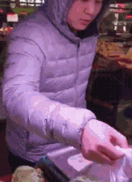 正惊GIF：有善口技者！美女肺活量惊人，一口气将鸡蛋从壳里吹出？