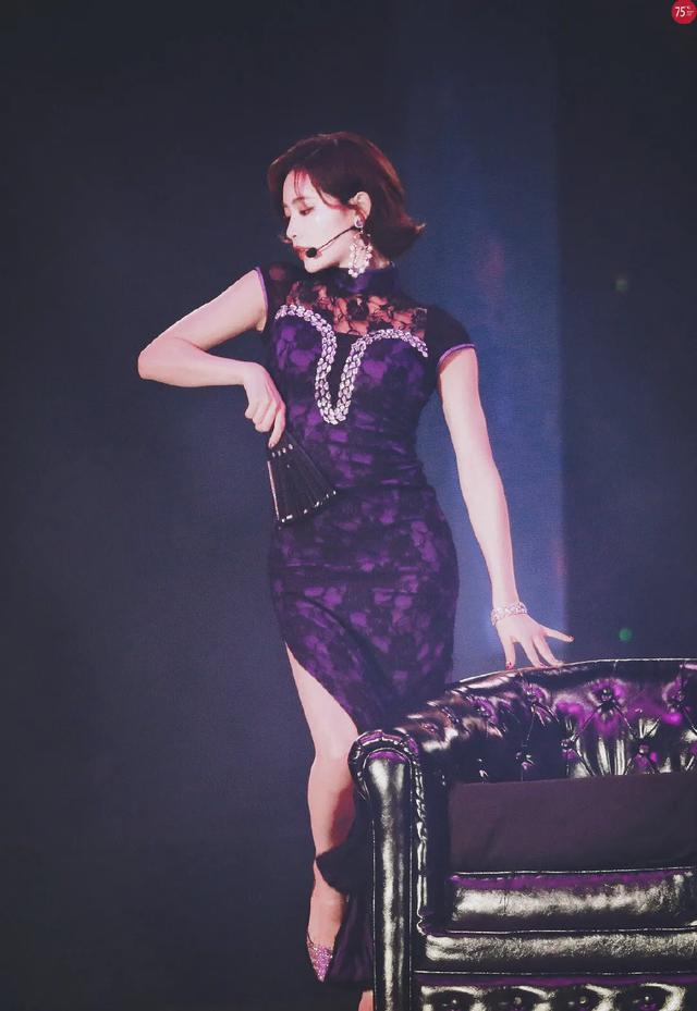 女星舞台旗袍激情舞蹈，妩媚神情太撩人！