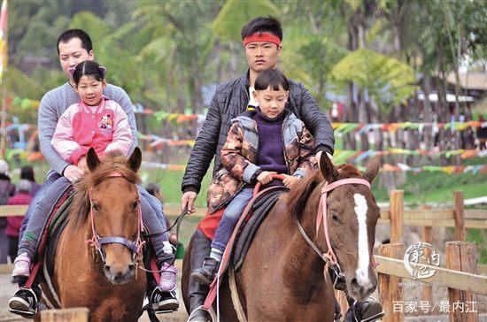 内江川南大草原好火爆！好多人来骑马射箭，体验蒙古风情
