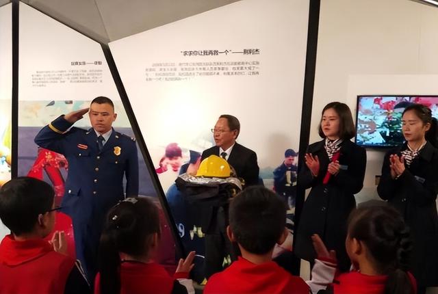 16年前,汶川女警揭衣露乳哺育9婴,归来连升四级,如今怎样了?